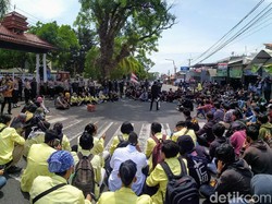 Aksi Mahasiswa-Pelajar Kuningan Tolak Omnibus Law Berlangsung Damai