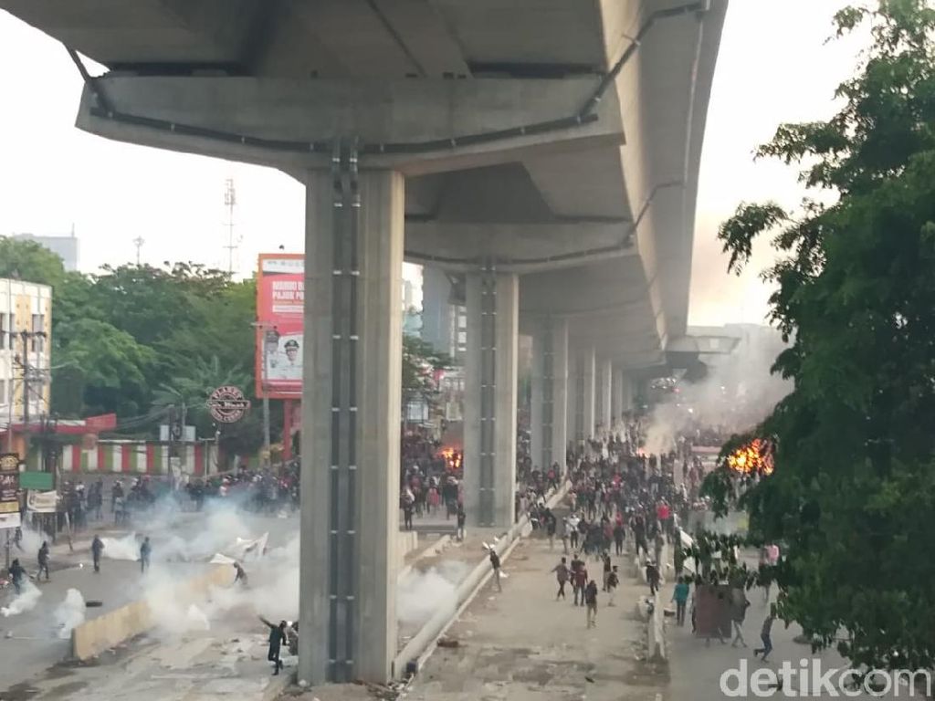250 Orang di Makassar Ditahan Buntut Demo Tolak Omnibus Law Ricuh 250 Orang di Makassar Ditahan Buntut Demo Tolak Omnibus Law Ricuh