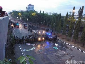 Polda Sulsel Kerahkan Personel Bantuan dari Daerah Amankan Aksi di Makassar Polda Sulsel Kerahkan Personel Bantuan dari Daerah Amankan Aksi di Makassar