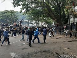 Demo Tolak Omnibus Law di Malang Diwarnai Hujan Batu