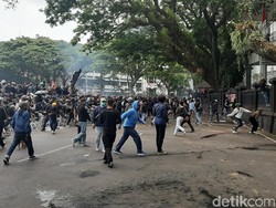 Demo Tolak Omnibus Law di Malang Diwarnai Hujan Batu