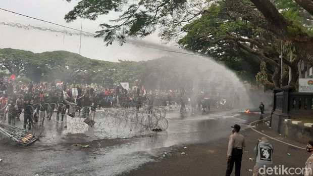 demo-tolak-omnibus-law-di-malang-ricuh_169