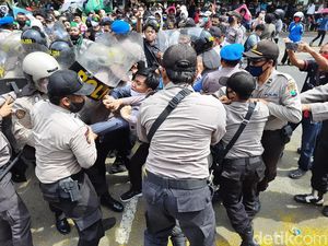 Demo Tolak Omnibus Law di Situbondo Sempat Diwarnai Bentrokan