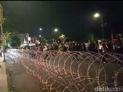 Sekdaprov Jatim Dilempari Botol Oleh Pendemo Tolak Omnibus Law