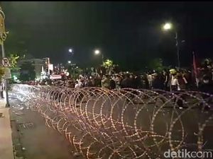 Sekdaprov Jatim Dilempari Botol Oleh Pendemo Tolak Omnibus Law