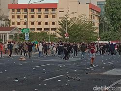 Saat Surabaya Dihujani Gas Air Mata hingga Tangis Risma