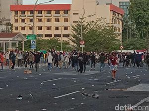 Saat Surabaya Dihujani Gas Air Mata hingga Tangis Risma