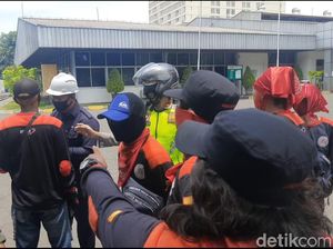Aksi Massa Sweeping Buruh Pabrik di Surabaya Aksi Massa Sweeping Buruh Pabrik di Surabaya