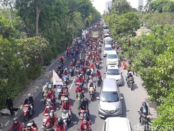 Ribuan Buruh di Surabaya Blokade Jalan Ahmad Yani Tolak Omnibus Law