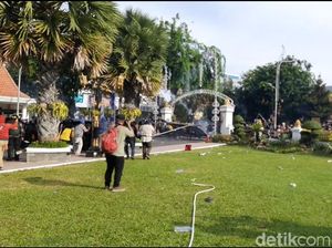 Mahasiswa-Pelajar Lempar Bom Molotov ke Grahadi dalam Demo Omnibus Law