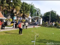 Mahasiswa-Pelajar Lempar Bom Molotov ke Grahadi dalam Demo Omnibus Law