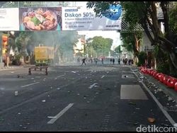 Massa Demo Tolak Omnibus Law Masih Lakukan Serangan ke Grahadi