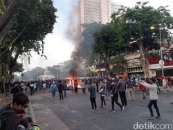 Dipukul Mundur Polisi dari Grahadi, Massa Tolak Omnibus Law Lakukan Pembakaran