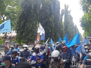 Ratusan Buruh di Kawasan SIER Mulai Bergerak Menuju Titik Demo UU Cipta Kerja