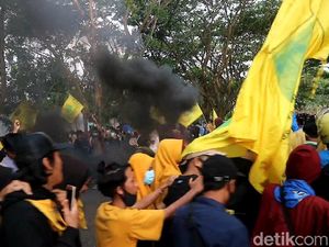 Demo Tolak UU Cipta Kerja, Mahasiswa di Bone Bentrok dengan Petugas Demo Tolak UU Cipta Kerja, Mahasiswa di Bone Bentrok dengan Petugas
