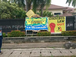 Tolak UU Cipta Kerja, Buruh Letakkan Karangan Bunga di Gedung DPRD Cilegon Tolak UU Cipta Kerja, Buruh Letakkan Karangan Bunga di Gedung DPRD Cilegon