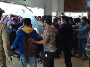 Kantor DPRD Bontang Diduduki-DPRD Kutai Timur Dirusak Mahasiswa