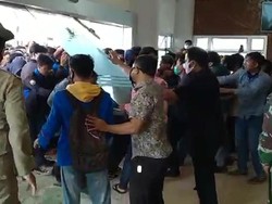 Kantor DPRD Bontang Diduduki-DPRD Kutai Timur Dirusak Mahasiswa