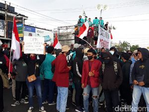 Diguyur Hujan, Massa Demo Tolak Omnibus Law Merapat di Tugu Kartasura