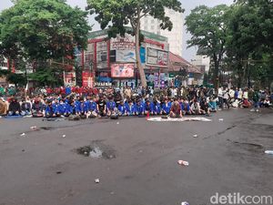 Mahasiswa Gelar Salat Ashar Berjemaah di Kawasan Dago Bandung
