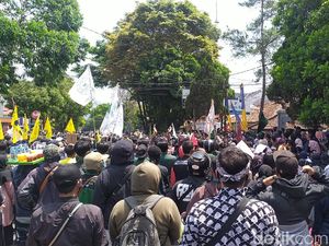 Pendemo Ajak Anggota DPRD Garut Menolak Omnibus Law Pendemo Ajak Anggota DPRD Garut Menolak Omnibus Law