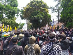 Pendemo Ajak Anggota DPRD Garut Menolak Omnibus Law