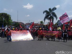 Massa Aksi Tolak Omnibus Law Long March ke DPRD Garut Massa Aksi Tolak Omnibus Law Long March ke DPRD Garut