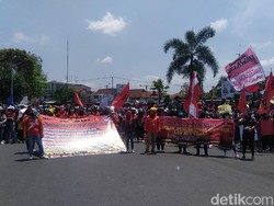 Massa Aksi Tolak Omnibus Law Long March ke DPRD Garut