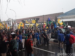 Demonstran Kembali Datang, Akses Menuju Istana Bogor Ditutup