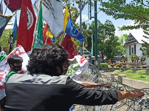 Massa Demo di Depan Gedung DPRD Palopo, Polisi Pasang Kawat Berduri Massa Demo di Depan Gedung DPRD Palopo, Polisi Pasang Kawat Berduri
