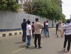 Polisi Amankan Mahasiswa Usai Ricuh di Gedung DPRD Dompu