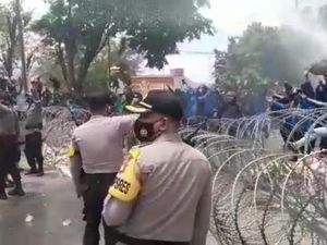 Detik-detik Demo Tolak Omnibus Law di Palu Ricuh