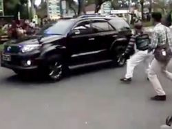 Detik-detik Rombongan Mobil Kapolres Bekasi Ditimpuki Massa