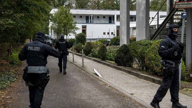 FRANKFURT AM MAIN, GERMANY - OCTOBER 07: Police officers stand outside the headquarters of the German Football Federation (DFB) following the announcement that police had raided offices and leading members' private residences over possible, large-scale tax evasion on October 07, 2020 in Frankfurt, Germany. 200 police officers raided offices and apartments in five German states this morning over possible tax evasion of 4.7 million Euros from 2014 - 2015. (Photo by Thomas Lohnes/Getty Images)