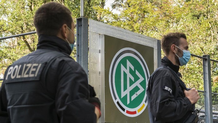 FRANKFURT AM MAIN, GERMANY - OCTOBER 07: Police officers stand outside the headquarters of the German Football Federation (DFB) following the announcement that police had raided offices and leading members private residences over possible, large-scale tax evasion on October 07, 2020 in Frankfurt, Germany. 200 police officers raided offices and apartments in five German states this morning over possible tax evasion of 4.7 million Euros from 2014 - 2015. (Photo by Thomas Lohnes/Getty Images)