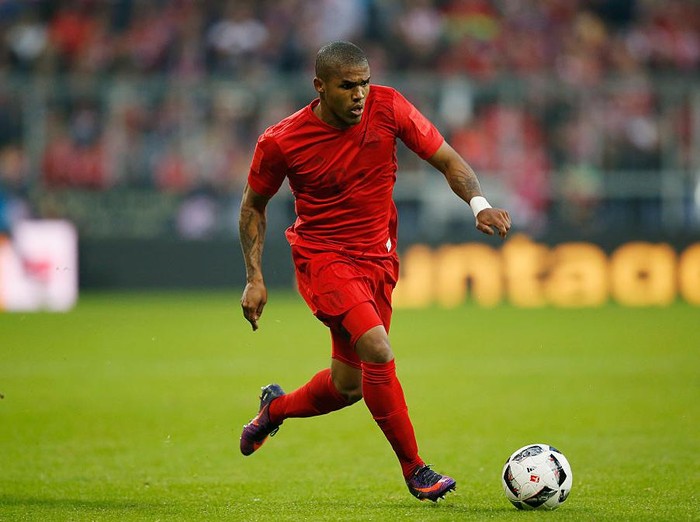 MUNICH, GERMANY - NOVEMBER 05:  Douglas Costa of FC Bayern Muenchen runs with the ball during the Bundesliga match between Bayern Muenchen and TSG 1899 Hoffenheim at Allianz Arena on November 5, 2016 in Munich, Germany.  (Photo by Boris Streubel/Getty Images)