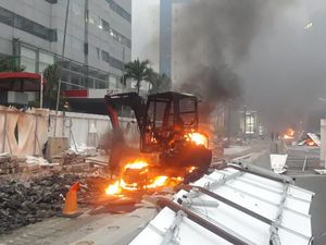 Ekskavator Proyek di Dekat Bundaran HI Juga Dibakar Massa