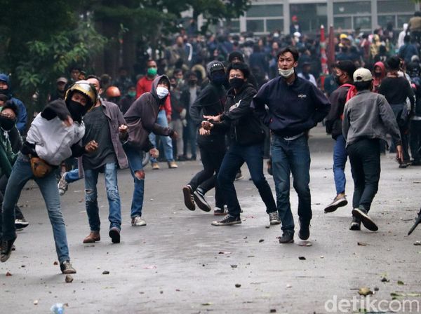 Foto-foto Kericuhan di Gedung Sate