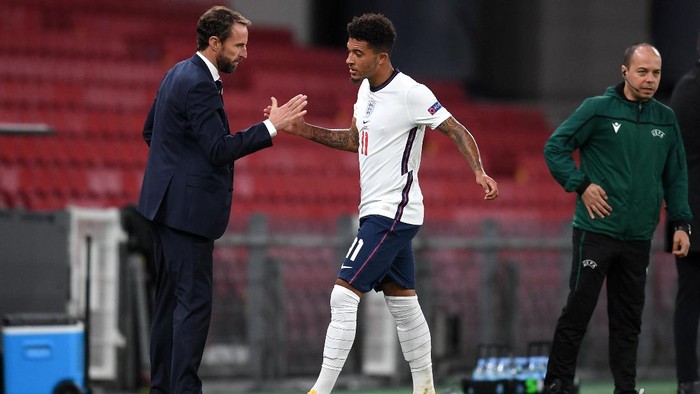 COPENHAGEN, DENMARK - SEPTEMBER 08: Jadon Sancho of England shakes hands with Gareth Southgate, Manager of England upon being substituted during the UEFA Nations League group stage match between Denmark and England at Parken Stadium on September 08, 2020 in Copenhagen, Denmark. (Photo by Michael Regan/Getty Images)