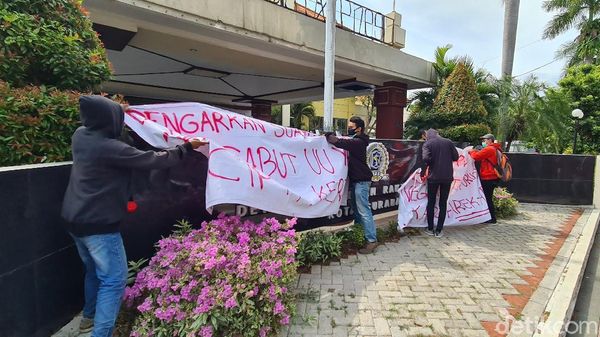 Gedung DPRD Surabaya Diduduki Mahasiswa