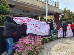 Gedung DPRD Surabaya Diduduki Mahasiswa
