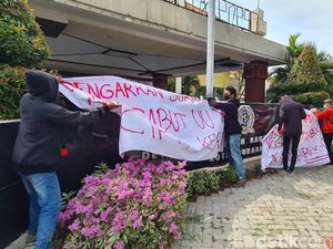 Gedung DPRD Surabaya Diduduki Mahasiswa