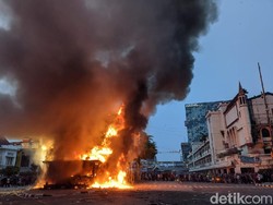 Demo Omnibus Law di Jakarta Ricuh, Polda Metro: 6 Polisi Terluka