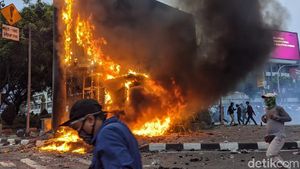 Giliran Pos Polisi Harmoni yang Dibakar Massa