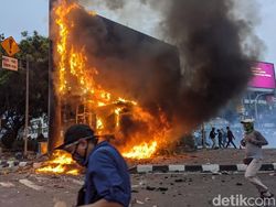 Giliran Pos Polisi Harmoni yang Dibakar Massa