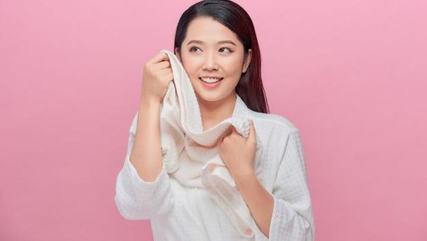 Gunakan kain lembap untuk membersihkan telinga