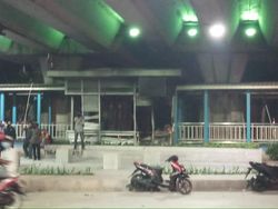 Halte TransJakarta Sentral Senen Dibakar Massa