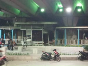 Halte TransJakarta Sentral Senen Dibakar Massa Halte TransJakarta Sentral Senen Dibakar Massa