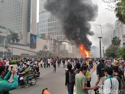 Kebakaran Halte TransJ Versus Hutan di Sela Demo Omnibus Law