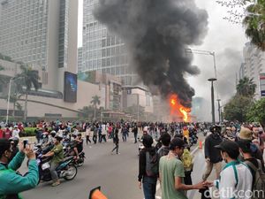 Kebakaran Halte TransJ Versus Hutan di Sela Demo Omnibus Law Kebakaran Halte TransJ Versus Hutan di Sela Demo Omnibus Law